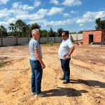 Poder Legislativo acompanha andamento da obra da nova escola na localidade Salgadinho em Buriti dos Lopes - PI.