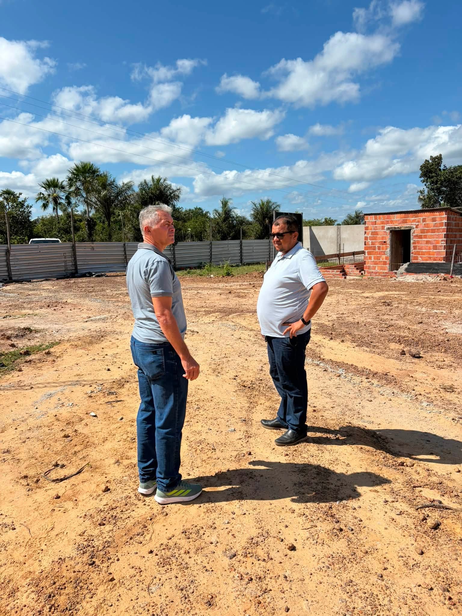 Poder Legislativo acompanha andamento da obra da nova escola na localidade Salgadinho em Buriti dos Lopes - PI.