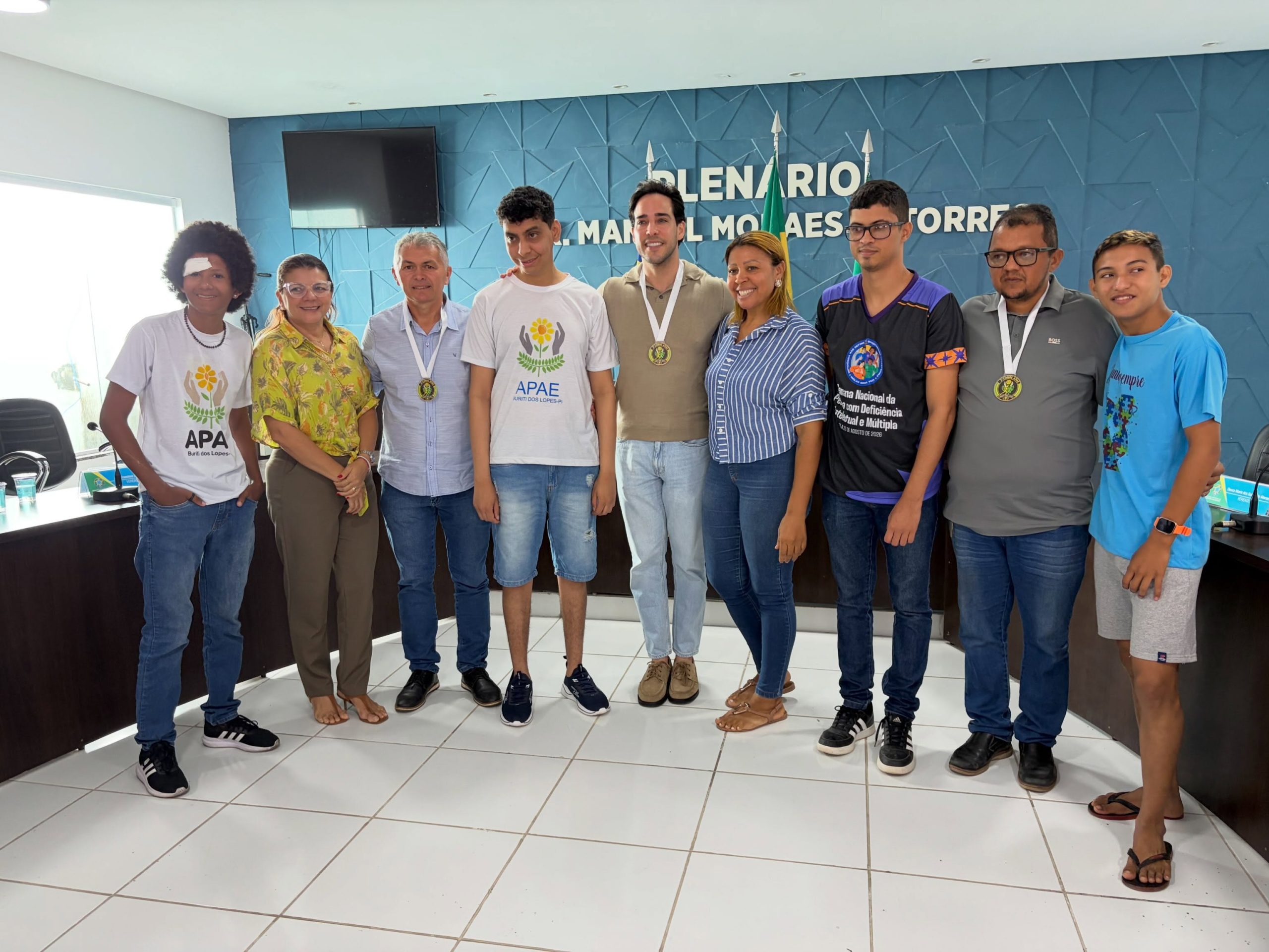 Poder Legislativo recebe visita da APAE de Buriti dos Lopes - PI, um encontro marcado por carinho e alegria.